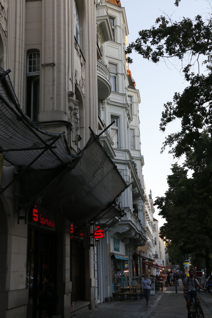 LOW ANGLE VIEW OF BUILDING AGAINST SKY IN CITY