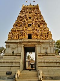 Statue of historic building against sky