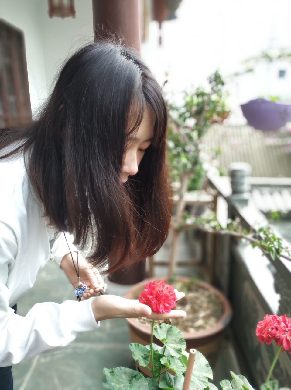 one person, real people, flower, plant, flowering plant, hairstyle, girls, child, women, lifestyles, nature, day, females, long hair, hair, childhood, freshness, casual clothing, focus on foreground, leisure activity, outdoors, innocence, flower head