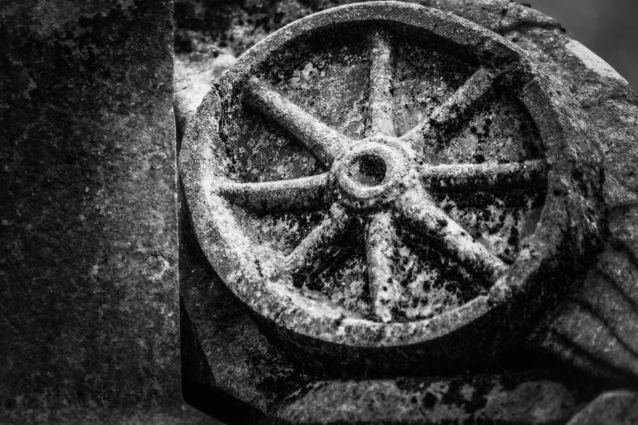 CLOSE-UP OF OLD RUSTY MACHINE