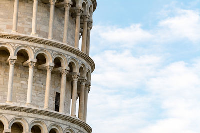 Leaning tower of pisa against sky