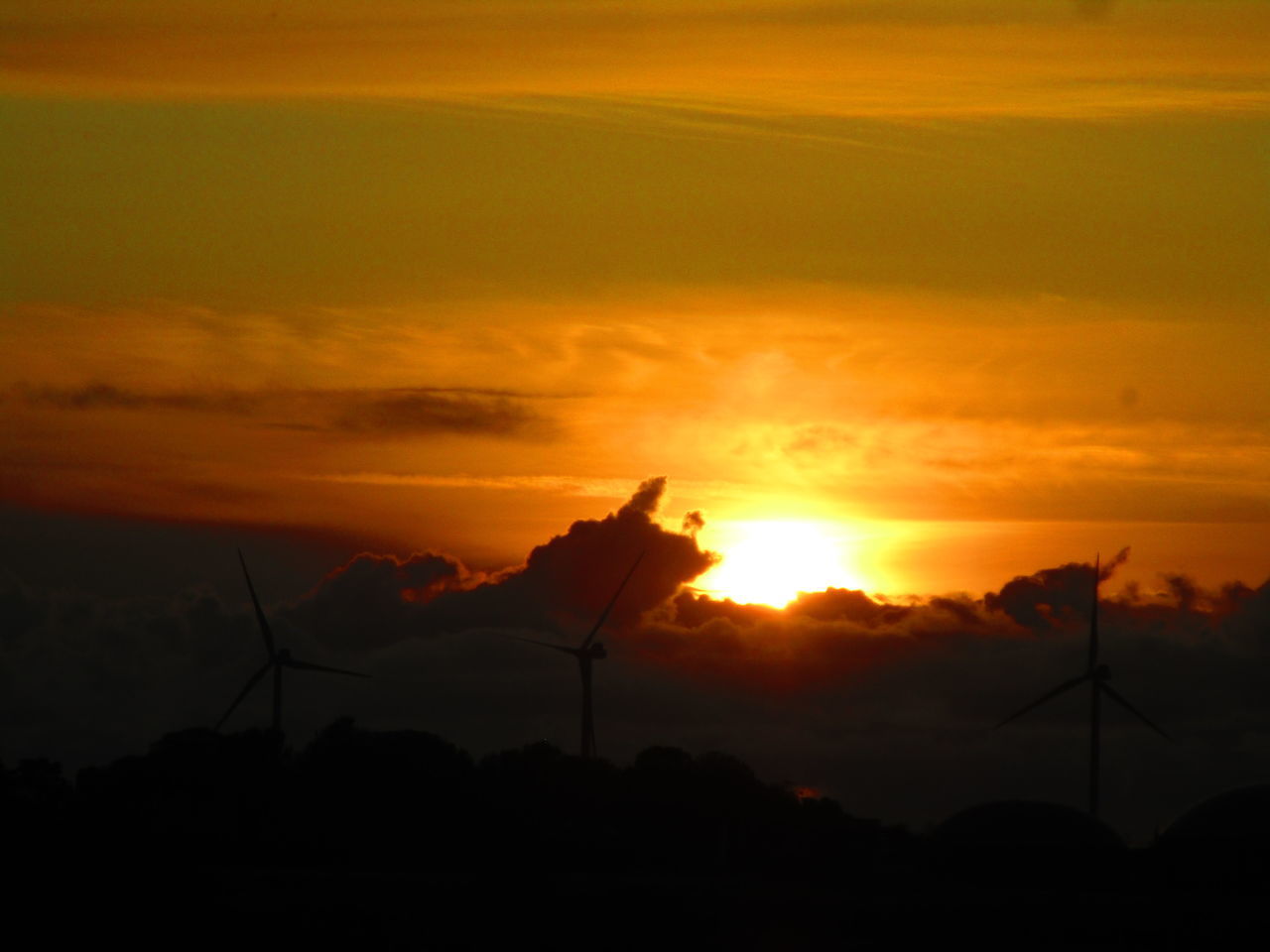 SCENIC VIEW OF SUNSET OVER SILHOUETTE LAND