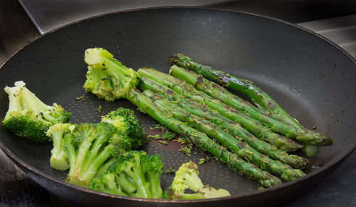 Close-up of broccoli and asparagus in pan