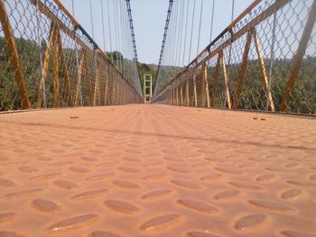 Surface level of metallic bridge