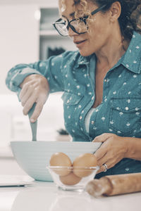 Midsection of woman preparing food on table