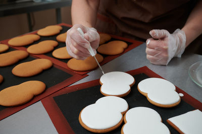 Midsection of woman preparing food on table