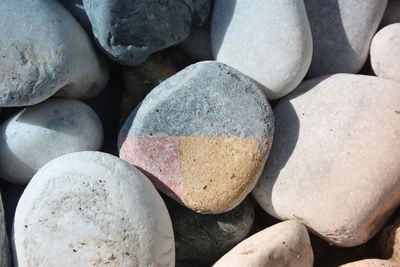 Many round colored stones all equal to each other 