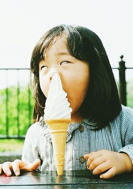 person, lifestyles, young adult, casual clothing, focus on foreground, young women, looking at camera, front view, portrait, leisure activity, standing, waist up, long hair, smiling, three quarter length, headshot