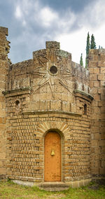 Old ruins of building against sky