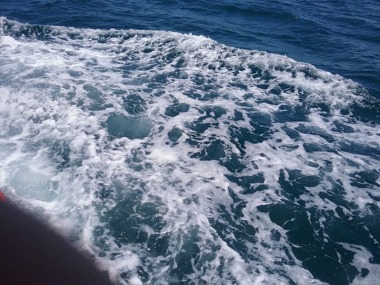 HIGH ANGLE VIEW OF SURF ON SEA