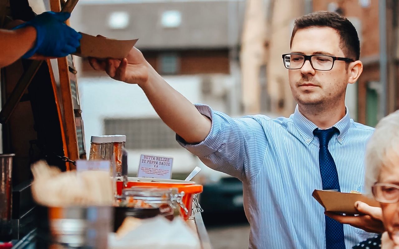 PORTRAIT OF MAN HAVING FOOD