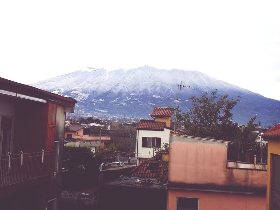 mountain, building exterior, architecture, built structure, house, winter, snow, mountain range, cold temperature, residential structure, clear sky, residential building, season, snowcapped mountain, weather, roof, town, nature, beauty in nature, sky