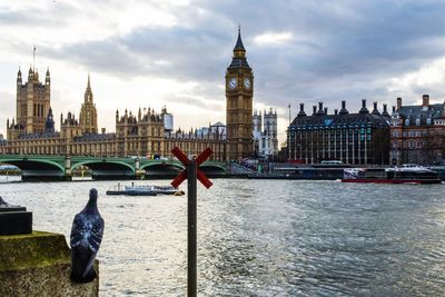 Big ben against cloudy sky