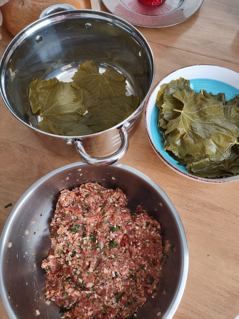 HIGH ANGLE VIEW OF MEAT IN BOWL ON TABLE