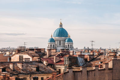 Trinity cathedral towering over the roofs of residential buildings. cityscape of saint petersburg.