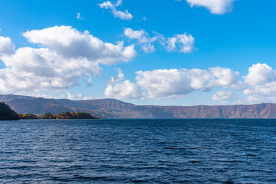 Lake towada utumn foliage scenery. towada-hachimantai national park in tohoku region. aomori, japan.