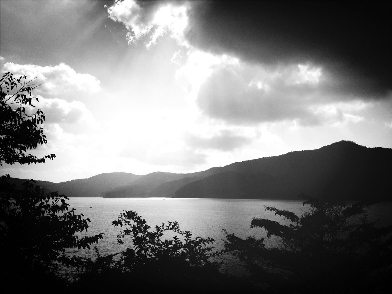 SCENIC VIEW OF LAKE BY MOUNTAINS AGAINST SKY