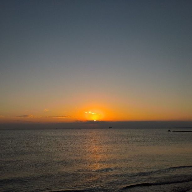 sunset, sea, horizon over water, water, scenics, orange color, tranquil scene, beauty in nature, tranquility, sun, idyllic, waterfront, copy space, nature, sky, clear sky, seascape, beach, reflection, outdoors