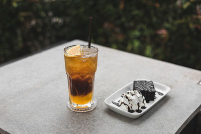Close-up of drink and ice cream in tray on table