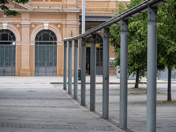 Metal structure formed by columns in line with channel that joins them.