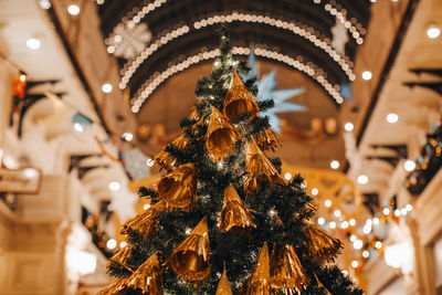 Creative christmas tree decorated with gold christmas toys. festive atmosphere and shiny decorations