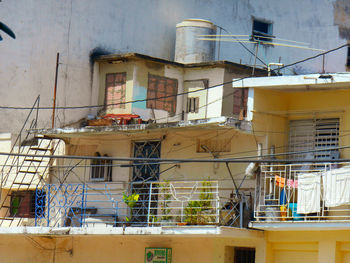 Buildings by construction site