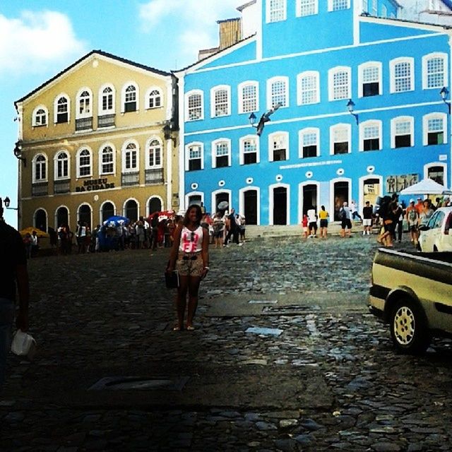 architecture, building exterior, built structure, person, men, lifestyles, large group of people, walking, leisure activity, cobblestone, arch, sky, city, tourist, street, building, city life, history, facade