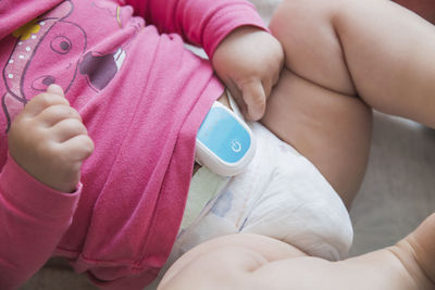 Device that clings to the diaper to protect the baby from sleep apnea syndrome