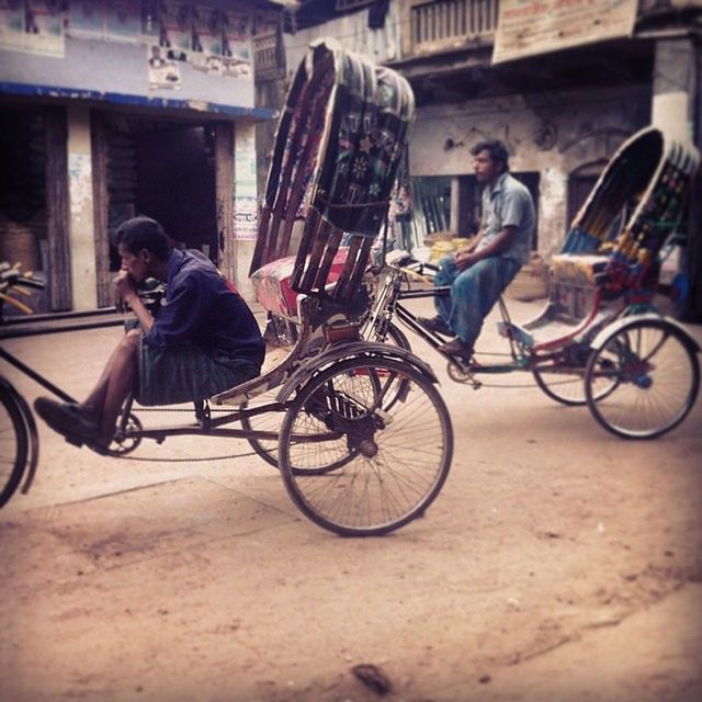 bicycle, mode of transport, land vehicle, transportation, stationary, chair, parked, parking, architecture, built structure, indoors, sitting, side view, building exterior, full length, day, house, absence, street