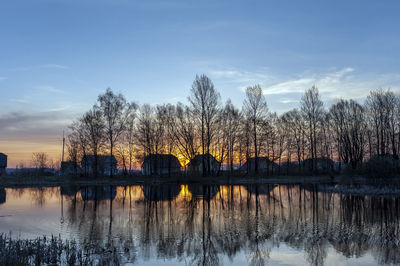 Panoramic photo during steel hour on an almost windless evening with a smooth lake.