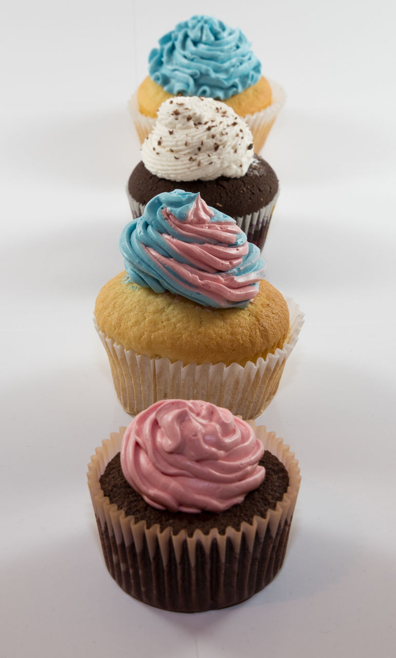 CLOSE-UP OF CUPCAKES WITH CHOCOLATE CAKE