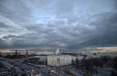 La nuit s'abat sur la ville...