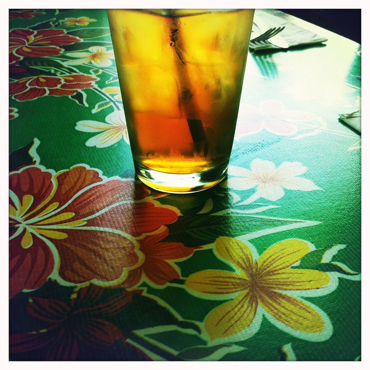 CLOSE-UP OF BEER IN GLASS