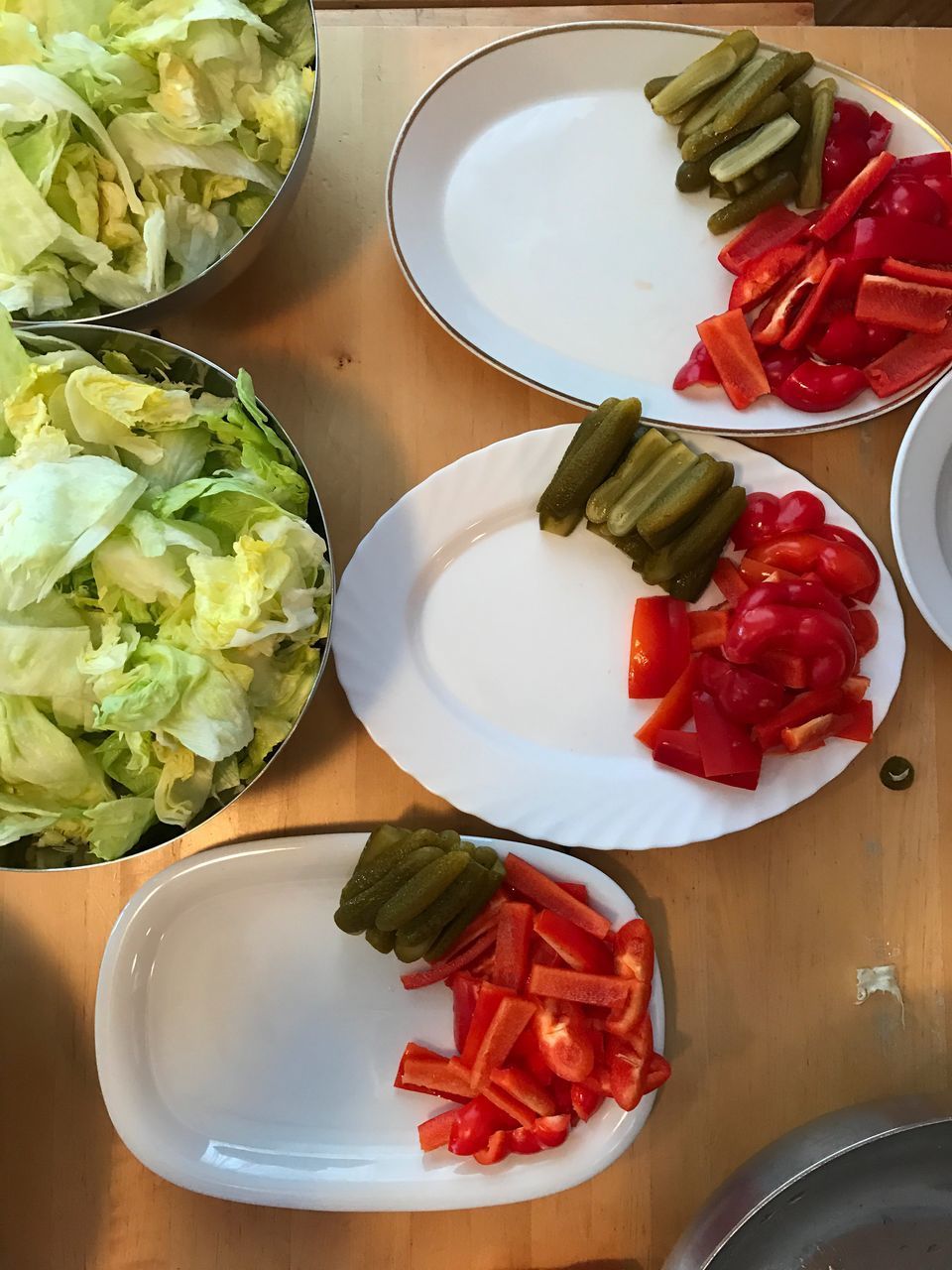 HIGH ANGLE VIEW OF SALAD IN PLATE