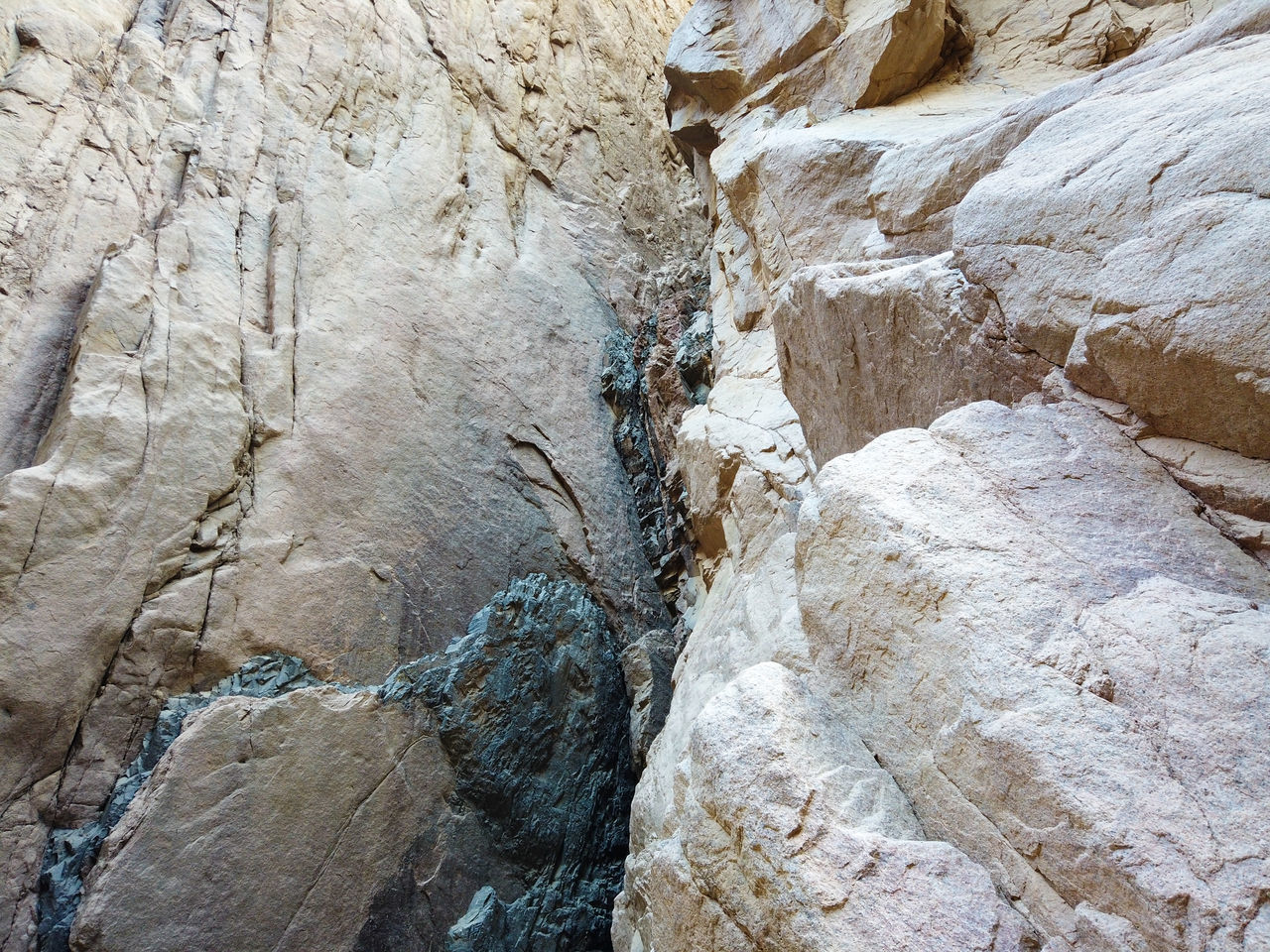 FULL FRAME SHOT OF ROCKS