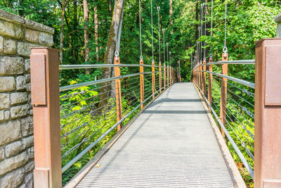 A view of a suspension walking bridge in bellevue, washington.