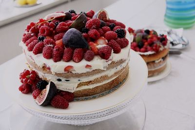 Raspberries on cake 