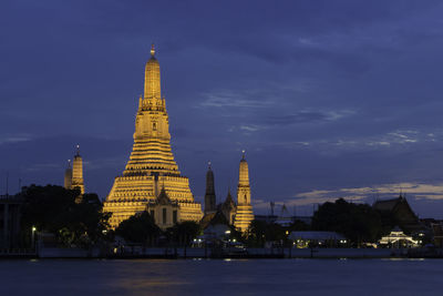 Illuminated wat arun temple against sky at night