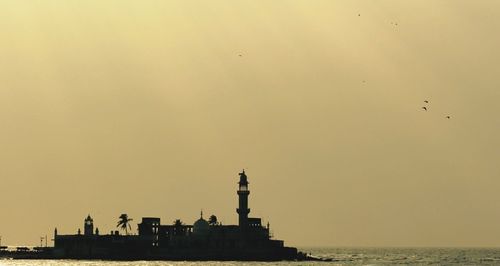 Haji ali dargah in sea against sky