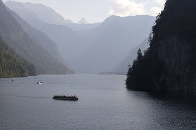 Lake königssee in berchtesgaden national park, bavaria, germany in autumn