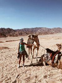 Women in the desert 