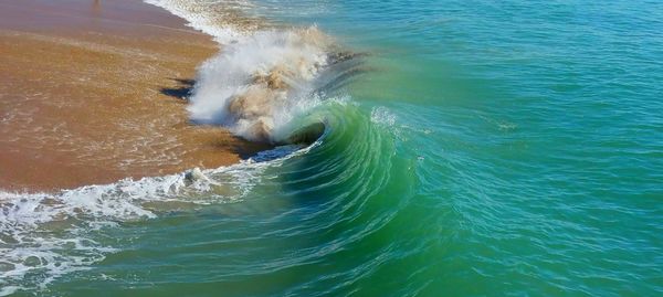 Waves splashing in sea