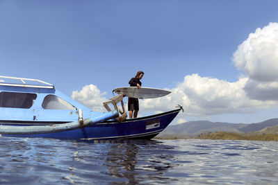 Man standing at the boat into sea