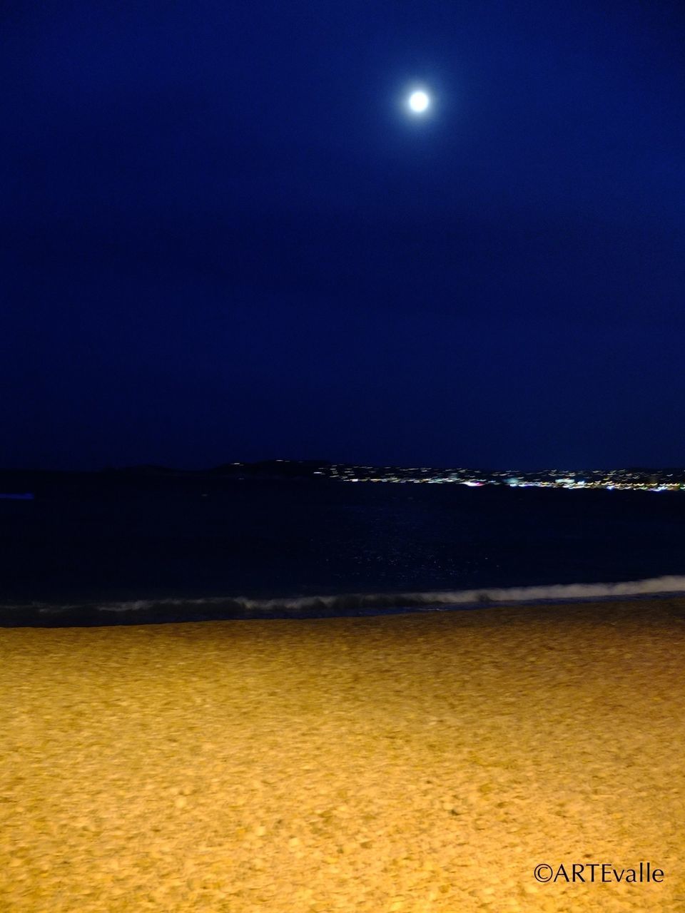 night, illuminated, sea, tranquil scene, scenics, tranquility, water, moon, beauty in nature, clear sky, copy space, nature, beach, blue, sky, idyllic, outdoors, shore, dusk, no people