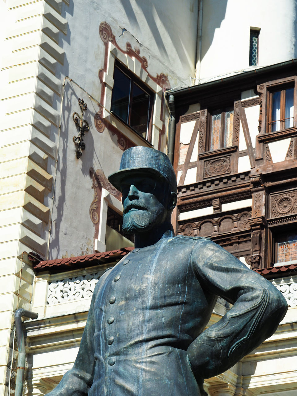 LOW ANGLE VIEW OF STATUE OF BUILDING