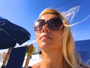 Close-up of woman wearing sunglasses against sky