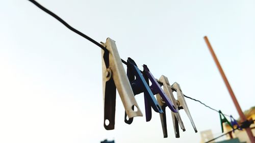 Clothespins on a clothesline 