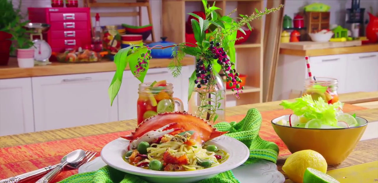 CLOSE-UP OF SALAD IN PLATE ON TABLE