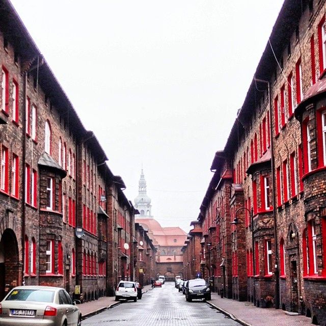 architecture, building exterior, built structure, transportation, car, clear sky, street, land vehicle, road, the way forward, mode of transport, residential structure, residential building, city, building, copy space, diminishing perspective, house, incidental people, city street