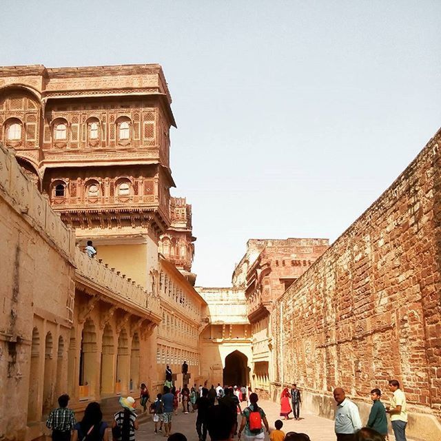 architecture, built structure, building exterior, large group of people, clear sky, person, men, history, tourism, travel destinations, famous place, tourist, lifestyles, travel, leisure activity, copy space, city, international landmark, day